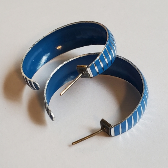 Vintage 80's Blue & Silver Tone Enamel Hoop Earrings with Decorative Cuts - Picture 3 of 5
